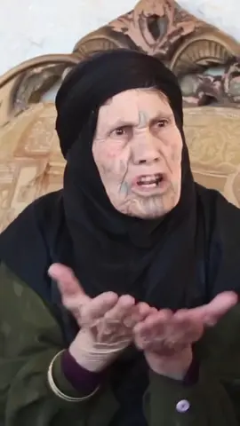 صدقتي الحجة أم هايل بجنن الله يطول بعمرها 😂🤍