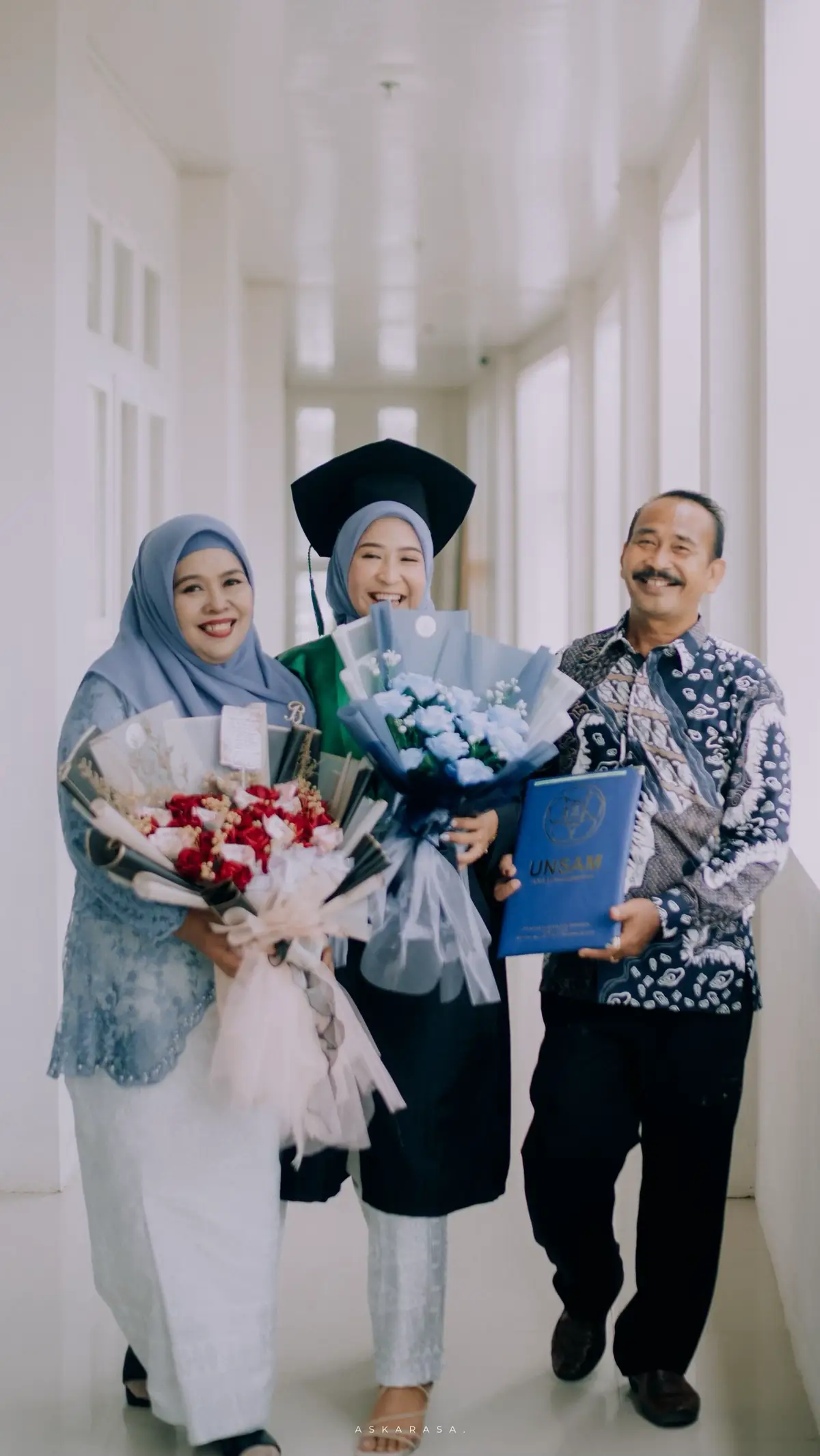 To much gak sih umur 22 tahun baru ngerasain foto bareng keluarga 🥹❤️,terimakasih selalu mengiyakan keinginanku dan membiayakan pendidikan yang tidak sedikit🤍🫶🏻🫶🏻 #family #fypシ 