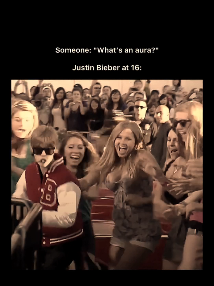 Bagian 78 | justin bieber umur 16 🥶 Justin Bieber Dikejar Fans 😱🎤🚗 Di masa puncak Bieber Fever sekitar 2010–2011, Justin Bieber sering kali diburu oleh para penggemar 😍. Salah satu momen paling heboh terjadi saat ia keluar dari bandara atau studio — ratusan fans menjerit, mengejar, bahkan sampai menggedor mobilnya 🚨. Ada yang nekat lari sambil bawa poster, ada juga yang hampir terjatuh waktu ngejar mobilnya 😬. Petugas keamanan sampai harus bikin barikade dan ngawal ketat tiap langkahnya. Murni karena cinta... tapi kadang jadi drama! 🤯💥 --- Pantun penutup: > Fans berlari sampai terpeleset, Demi idola yang bikin deg-degan. Meski Justin tetap selamet, Histeria fans tak pernah padam! 💫🎶 #trending #fyp #viral 