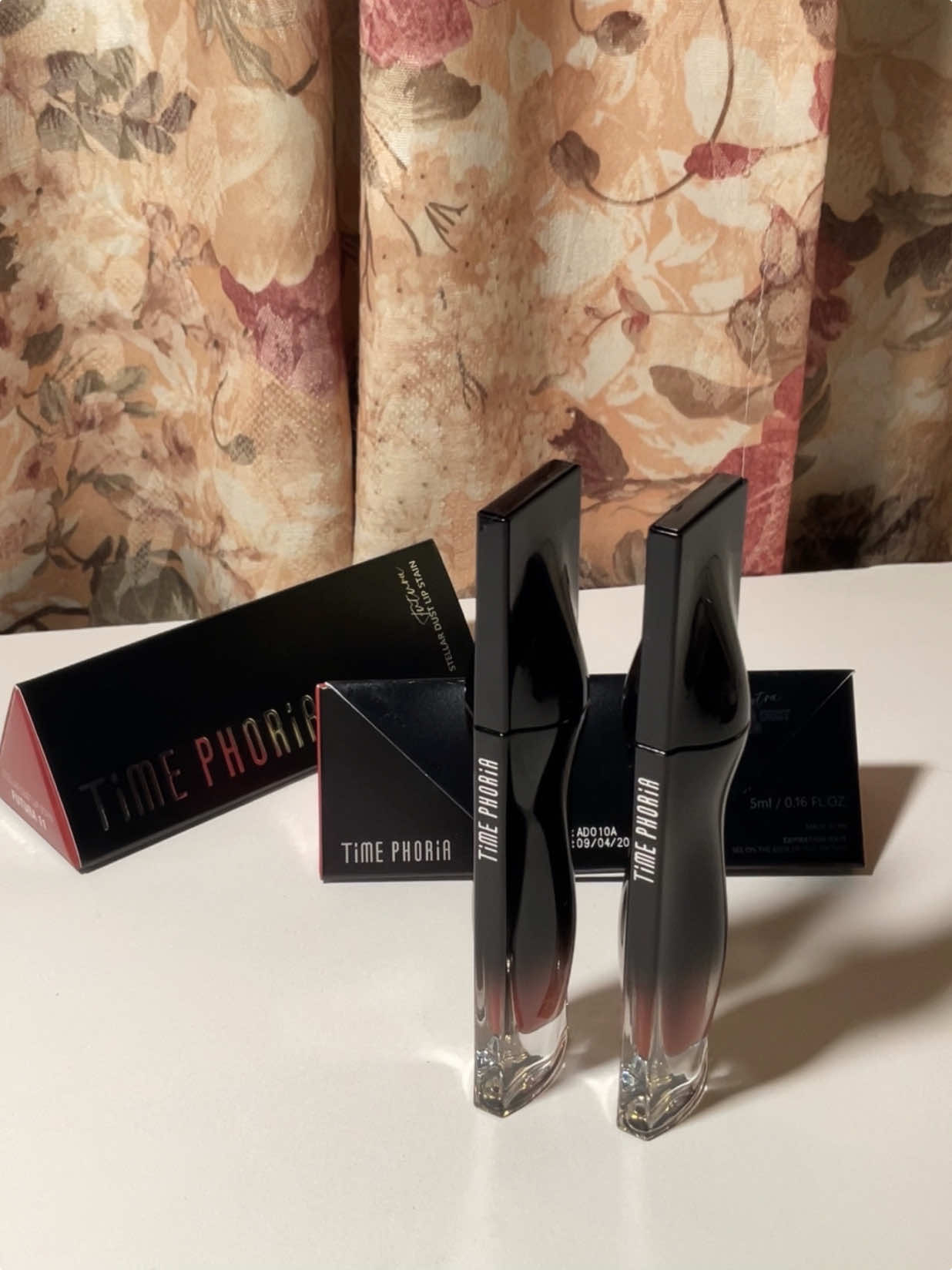 𝘛𝘩𝘪𝘴 𝘭𝘪𝘱 𝘴𝘵𝘢𝘪𝘯 𝘴𝘭𝘢𝘱𝘴! 💋 Full coverage in one glide, super lightweight & tak rasa melekit langsung. Glossy finish dia lawa gilerrr, tapi still stain nicely & tahan lama! Banyak weh shades boleh pilih sampai 12 😗🫶🏻 ────୨ৎ──── @TIME PHORIA Malaysia #timephoria #timephorialipstain 