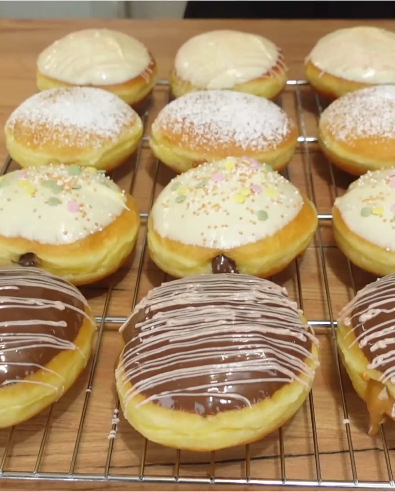 الدونات الهشة والمحشية مثل الجاهزة 🍩🤤 أسهل طريقة بخطوات مضمونة جربوها وشاركونا رأيكم  اليوم رح نسوي وياكم الدونات الهشة والمحشية، بطعم يدوخ وطرية مثل قطن وتذوب بالفم! تقدرون تحشونها بشوكولا، كراميل، مربى أو أي نكهة تحبونها. هاي الوصفة مضمونة ومجربة وتطلع ناجحة بكل مرة، والريحة تملأ البيت وتفرح الأهل. إذا تحبون الحلويات العالمية والبيتية، لا تنسون تتابعون قناتنا حتى يوصلكم كلشي جديد من وصفات #شيف_ميلاد. جربوها وقولوا رأيكم بالتعليقات، وشاركوا الفيديو ويا أصدقائكم حتى الكل يستمتع بالطعم الخرافي ----- المقادير عجينة الدونات 500 غ  أو( نصف كيلو) طحين 20 غ فرش أو (ظرفين) خميرة فورية 3 صفار بيض 1 بيضة كاملة 60 غ  أو (ثلث الكوب) سكر ظرف فانيلا أو(ملعقة كبيرة) 80 غ  زبدة بدرجة حرارة الغرفة  200مل أو (كوب ) حليب فاتر زيت للقلي والحشوات حسب الرغبة: شوكولا للزينة صوص كرميل  مربى ——- Ingredients – Donut Dough: 	•	500 g (½ kilogram) flour 	•	20 g (2 sachets) yeast 	•	3 egg yolks 	•	1 whole egg 	•	60 g (⅓ cup) sugar 	•	1 sachet vanilla (or 1 tablespoon) 	•	80 g butter (at room temperature) 	•	200 ml (1 cup) warm milk 	•	Oil for frying Toppings / Fillings (as desired): 	•	Melted chocolate for decoration 	•	Caramel sauce 	•	Jam —— #دونات #حلويات_عراقية #طبخ_عراقي #دونات_محشية #وصفات_سهلة #شيف_ميلاد #اكلات_عراقية #حلا_سريع #قوية_قوية_قوية #حلويات_بيتية