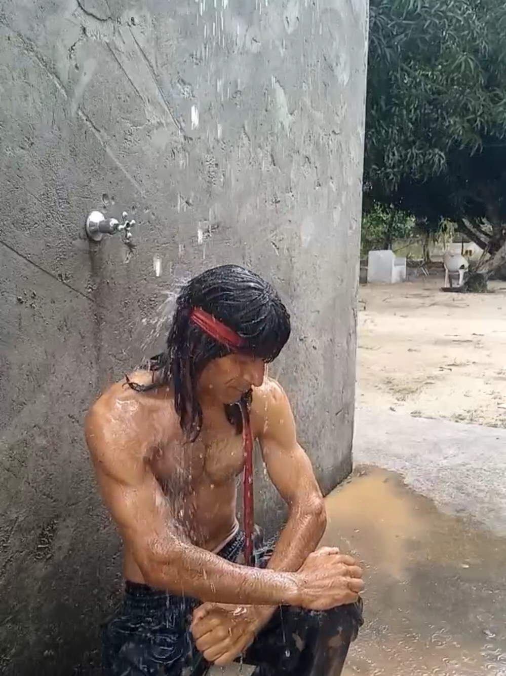 rambo do Ceará mais uma vez tomando banho 