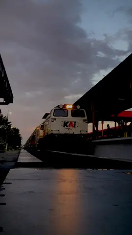 cuma video sederhana tanpa sound viral #kereta #keretaapi #keretaapiindonesia #train #mojokerto #cinematic #senja #iphone #iphonex #shotoniphone 
