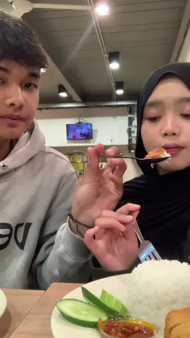 dari dulu kalo nyuapin, tatapan dia selalu ga berubah🥺💗 #fyp #4u #bucin 