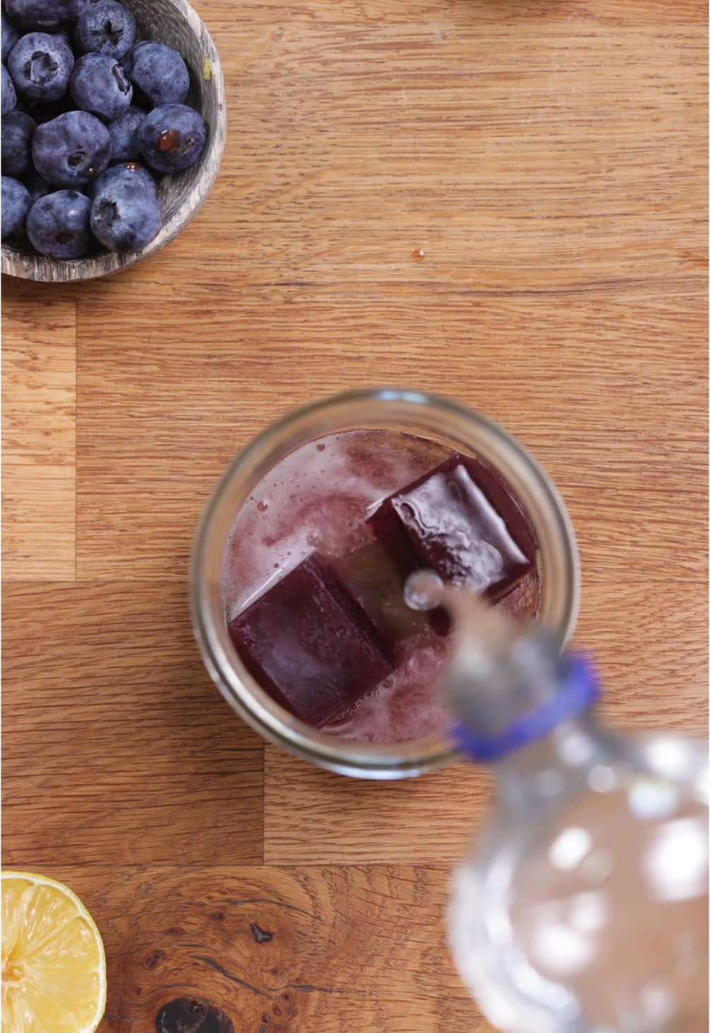 Die gesündeste Limonade der Welt ! :) Einfach & schnell vorbereitet & super erfrischend :) Zutaten für eine Form 500ml Wasser Eine Handvoll frische Minze 2 Scheiben Zitrone 100g Blaubeeren  50g Datteln  Prise Salz  So gehts: Ganz einfach alle Zutaten in den Mixer geben, anschließend durch ein Sieb füllen & den fertigen Drink in eine Eiswürfelform geben.  Dann nach Lust & Laune mit Sprudelwasser oder stillem Wasser aufgießen & genießen :) Viel Vergnügen Euer Gian #schnellerezepte #gesunderezepte #sommer 