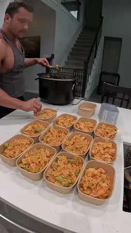 550 calories 59g protein 12g fat 58g carbs makes 14 servings! 4lbs chicken breast 24x2 ounce jar Prego Italian sauce 22x2 ounce jar Prego Alfredo sauce Heavy seasonings of (Onion powered, pepper, organic smoked peprika) Mix crock pot high 4 hours Then shred chicken Boil 2 box’s protein Barilla pasta Pour into crock pot 11 servings broccoli cooked I used a frozen bag in the mocrowave  into the crock pot  2 bag fat free cheese into the crock pot then mix  disperse evenly into 14 meal prep containers and enjoy the week Yes, you can freeze preheat time is 3 to 4 minutes If you choose to keep them in the fridge, reheat time is 1 minute 30 seconds meal plans and Amazon list in my bio #cooking #CookingHacks #cookingtiktok #protein #mealprepideas #mealprep #pasta #crockpot #crockpotmeals #preparedmeals