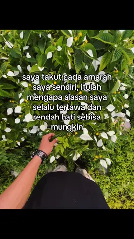 di balik tawa dan candaanku, semua itu hanyalah untuk menghibur diriku sendiri 