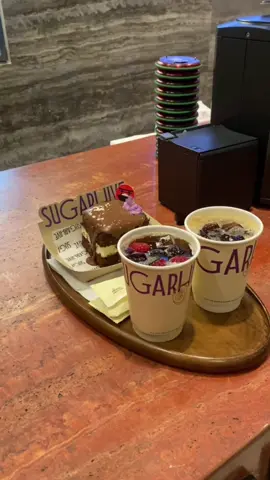 Sugar hive 📍فرع العليا قريب من محطة مترو الانماء دقيقتين مشي   نزل جديد عنده الجابنيز تشيز كيك لذيذه والطبقه الي في النص بارد خيال ٩/١٠ القهوة بالتوت ١٠/١٠(٢٣﷼) @SUGARHIVE | شوقرهايڤ  #قهاوي #قهاوي_الرياض_الجديدة #شوقرهايف #المترو #مترو_الرياض #حلا #كيك #بارد #your_coffee #v60_coffee #جديد_الرياض #العليا #قهوة_حلا 