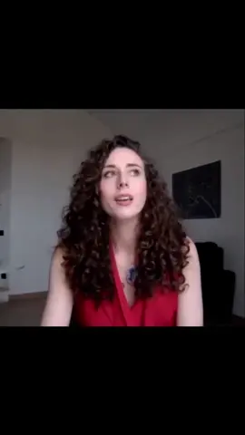 Si tu crois que ton client achète avec sa tête... t'as déjà perdu la vente. Spoiler alert : ton client ne prend PAS sa décision d’achat en mode rationnel. Il la prend dans ses tripes. Dans l’inconscient. Et ensuite ? Il invente une excuse logique pour valider ce que son cerveau primitif a déjà décidé 🧠💥 Tu parles à sa tête, mais c’est son inconscient qui signe le virement. 95% des décisions se prennent sans qu’il sache vraiment pourquoi. 💡 Résultat ? Si tu veux vendre plus, t’as deux options : 1. Continuer à espérer que ton contenu “logique” parle à sa raison. 2. Apprendre à activer les bons déclencheurs, dans le bon ordre. Et là, tu deviens magnétique. 🧠 Neuro-hack : les émotions d’abord. La justification ensuite. Toujours dans cet ordre. On va réécrire ta manière de vendre. Et ce sera pas soft. Commente 