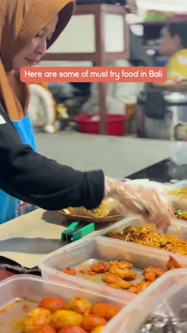 Oto 5 lokalnych przysmaków, które skradły moje serce 🫠  🍚 Nasi Kuning – czyli inaczej żółty ryż z dodatkami jak szarpany kurczak, jajko i smażone tempeh. Podawane najczęściej wcześnie rano! 🫚 Temulawak – tradycyjny napój z korzenia imbiru jawajskiego. Bardzo słodki! 🥞 Laklak – małe, zielone placuszki z mąki ryżowej, podawane z wiórkami kokosowymi i syropem z cukru palmowego 🍢 Satay – soczyste grillowane szaszłyki, podawane z aromatycznym sosem orzechowym. Jedna porcja to za mało! 🍰 Uli –  to połączenie kleistego ryżu z wiórkami kokosa i szczyptą cukru palmowego #balifood #jedzenienabali #bali #przewodnikpoindonezji #polskiprzewodnik #indonezja 