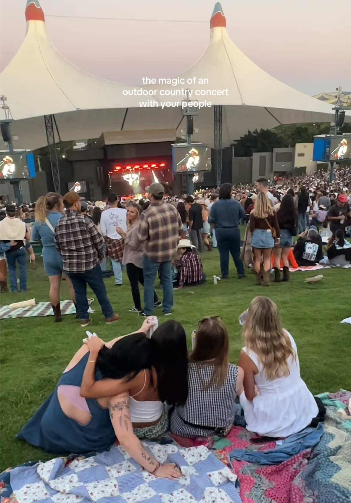 Summer 💛 #countrymusic #countryconcert #dierksbentley #zachtop #outdoorconcert 