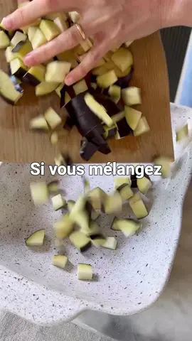 👉 Perdez du poids grâce à nos programmes personnalisés (lien sur notre profil) Pâtes aux aubergines rôties 🍆 🌟 Ingrédients : - 1 petite aubergine - 2 tomates - 2 gousses d'ail - Huile d'olive - Sel & poivre - Parmesan - Une poignée de persil haché - 250g de pâtes complètes 👉 Perdez du poids grâce à nos programmes personnalisés (lien sur notre profil) 🌟 Instructions : 1. Préchauffez le four à 200°C et suivre les étapes de la vidéo. Bon appétit 💚 👉 Perdez du poids grâce à nos programmes personnalisés (lien sur notre profil) by @inmykitchen_pl #pates #aubergine #pate #recettefacile #recette #miam #perdredupoids #alimentation #maigrirensemble #instaregimeuse #mangerbien #dietetique #alimentationsaine #minciravecplaisir #regimeuse #mangerbouger #viesaine #mincir #repriseenmain #produitsfrais #maigrir #teamgallice #recetteshealthy #miammiam #sain #equilibre #equilibrealimentaire #mieuxmanger