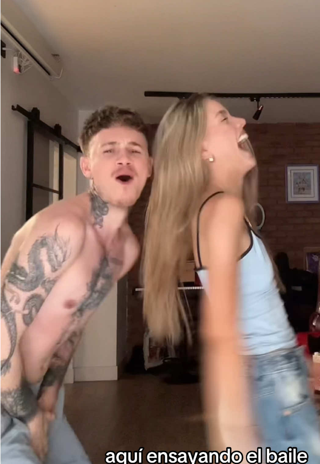 mmeo con sus caras intentando seguirme te amo @Hugo Cobo 