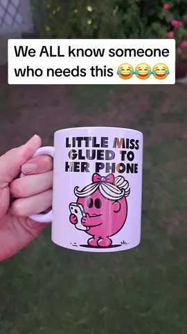 Hilarious mug, perfect for girls who are GLUED to their screen 😂 #littlemiss #phoneaddict #phoneaddiction #mugforher #funnymug #littlemissmug #tiktikmug #daughter #sister 
