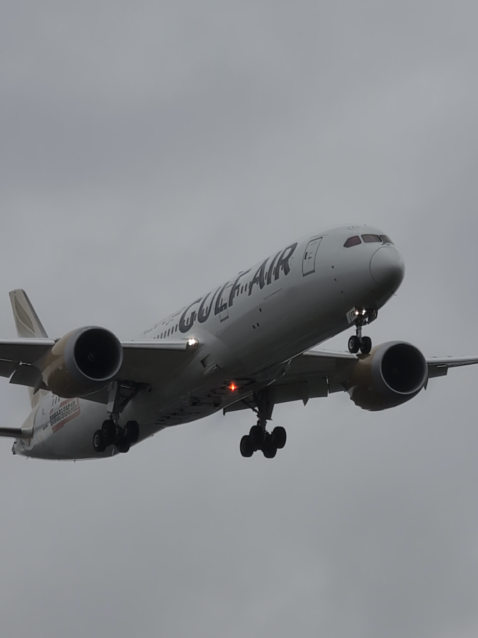 Gulf Air Boeing 787-9 Dreamliner on final approach on Runway 23R from Bahrain 🇧🇭 @Gulfair  #manchesterairport #planespotting #fyp #aviation #viralvideos #boeing #dreamliner 