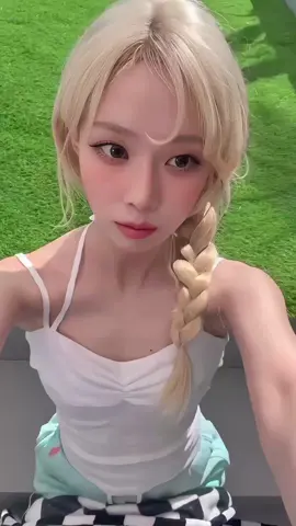 gente e esses dias que eu fui tomar banho ne ai eu coloquei musica e tava dancando e tinha uma aranha na parede que tava dancando comigo, divamos ate ela cair no chao e se afogar na agua #foryou #fyp #fypシ゚ #fancam #dafnecams #winter #aespa 