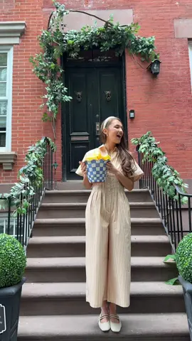 This lavender stoop has grown on me so much! We will be switching it up this week. I’ll miss it but I’m excited for what’s to come 💜 #summerdecor #uppereastside #newyorker #floraldesign 