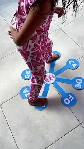 🚶‍♀️🔠 Já imaginou unir leitura, movimento e diversão? Com o Andando nas Sílabas, as crianças literalmente caminham sobre as palavras enquanto aprendem! Esse recurso transforma a sala de aula em uma trilha interativa de aprendizagem, onde cada passo é uma sílaba, e cada combinação forma uma nova palavra. 💡 Uma proposta incrível para desenvolver consciência fonológica, coordenação motora, atenção e leitura de forma lúdica e significativa. Perfeito para turmas em fase de alfabetização, reforço escolar ou atendimentos individuais. Vamos alfabetizar com o corpo e com o coração? 💛 #AndandoNasSilabas #AlfabetizacaoDivertida #AprenderBrincando #EducacaoComAmor #SalaDeAulaCriativa #ConsciênciaFonológica #AtividadePedagogica #BNCCNaPratica #ProfessoresDoBrasil #JogosEducativos #EnsinoLudico #ReforcoEscolar #EducacaoInfantil #pedagogo #psicopedagogo #saladeaula #ludico #ensino #saladeaula