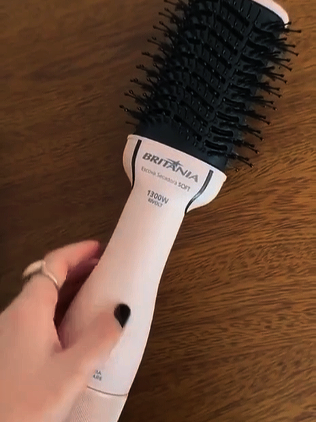 Escova Secadora Britânia Soft BEC07R Cabo Giratório 1300W Bivolt 🩷#escovasecadora #escovadecabelo #escovabritania #escovarotativa #escovagiratoria #escovasoft 