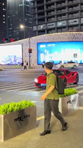 Tình cờ gặp tiểu thư An Huy lái Ferrari F8 (biển số 111) đi mua sắm ở MixC!  Chiếc xe lướt qua một cái đã thấy sang chảnh ngút trời. Chị đại + Ferrari = combo khiến người ta muốn ngưng nỗ lực ngay lập tức!