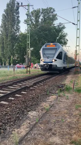 415 010 Flirt halad ki Balatonszemesről