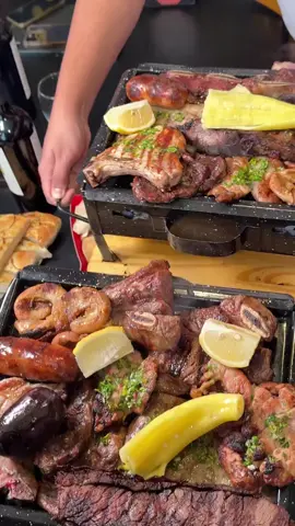 No hay nada que una buena parrillada no pueda solucionar🙌🏻🥩 Dalee venite a Alé Alé que encima de una buena carne, tenes barra de ensaladas libres para repetir todas las veces que quieras😎