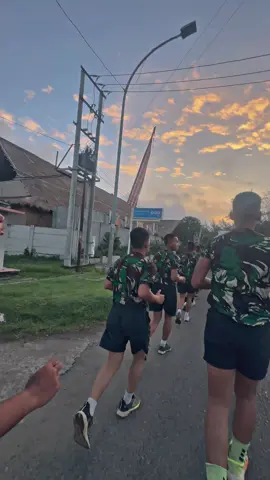 Izin atasan izin senior🙏🏻 Lari pagi di kelilingi tepi pantai🫣 #fypシ #tniindonesia🇮🇩 #seragamimpian #casistnipolri #motivation #soundviral 