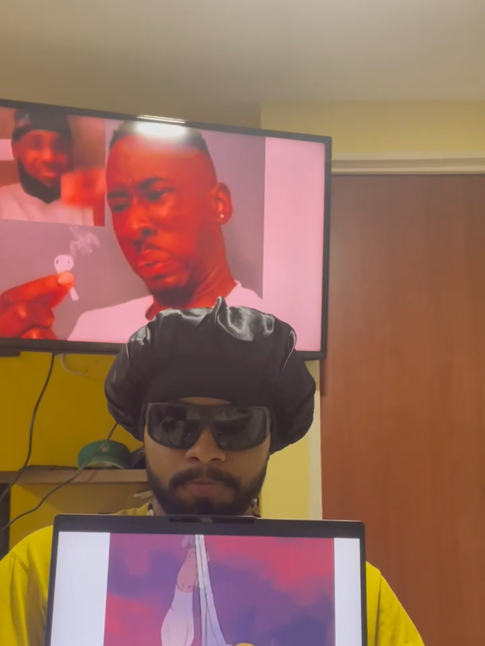 H.I.M DE @Eladio Carrión  Volvemos al génesis,  gorrito antes de dormir y gafas. DON KBRN mi álbum favorito del año #fyp #sauceboyz #eladiocarrion #edit 