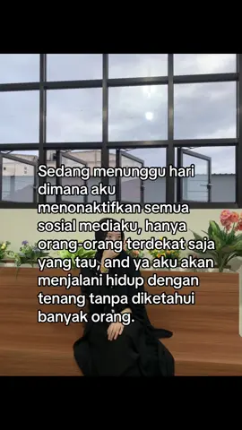 Skrng aku mash dngn centil eraku, sisa menunggu waktu untuk menonaktifkan semua sosmed dan ganti nomor WA.
