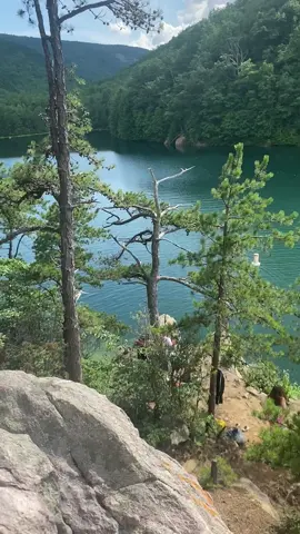 El algún lugar del mundo descubriendo lugares bonitos ⛰️☘️🌱⛰️🌄🌲 # #viralvideo #fypシ゚viral #hermosanaturaleza #naturaleza #paisajesverdes #visitando_lago_ #virginialovers❤️ 