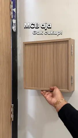 MCB AJA TERNYATA GAK CUKUP!  Supaya rumahIbu makin aman kelistrikannya, aku tambahin RCCB @Schneider Electric Indonesia alat kecil inii ternyata bisa mencegah kesetrum akibat arus bocor atau korsleting.  Apalagi untuk yang panel listriknya udah penuh pas banget nih pakai RCCB kaya aku. Yuk bikin rumah nyaman listrik aman pakai SCHNEIDER ELECTRIC 😍 #GerakanListrikAman #RumahNyamanListrikAman #YangAsliYangMelindungi