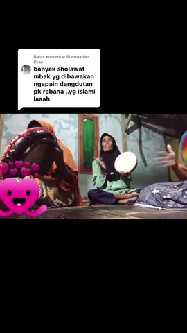Membalas @Mahmadah Ilyas sesuai riqwesan kitamah umi, lagian kami kasidah kombinasi sama kendang. kalo yg minta lagu islami kami nyanyikan begitupun dgn yg riqwes lagu dangdut kami lakoni. ini kerjaan kami& hanya sekedar hiburan di acara hajatan😊🙏🏼🥰#fyp #emakemakviral #qasidah #semangat45 #qasidahkombinasi 