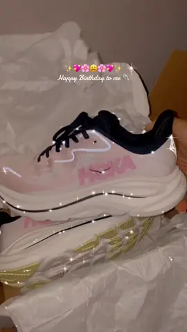 so pretty 😩💗🌸💖✨🩷 #hokaclifton10 carnation/ starlightglow #birthdaygift #runningshoes 
