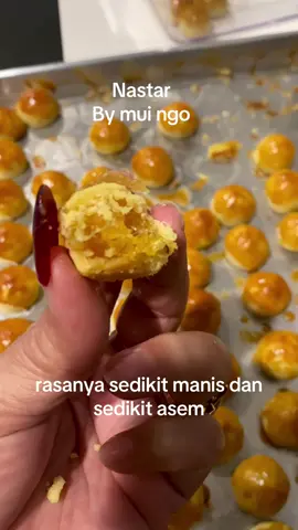 Bikin nastar tanpa Mixer.  Akhir nya selesai juga, walau pun Belum begitu pandai pake Oven sini, pakai bahan yang ada di rumah.  Bahan Nastar :  500gr Butter wisjman.  100gr Gula halus.  5butir kuning telur.  1 butir putih telur.  1/2 sdt vanila.  2 sdm susu bubuk.  700gr Tepung Terigu.  Semua bahan di campur, siap di bentuk.  Di panggang menggunakan Api atas bawah (Bake) selama 15 - 20 menit sesuai oven masing masing, setelah di olesi kuning telur di panggang selama 15 - 20 menit atau sampai matang. #Nastar #vidiomakananfyp  #jangkauansemuaorang