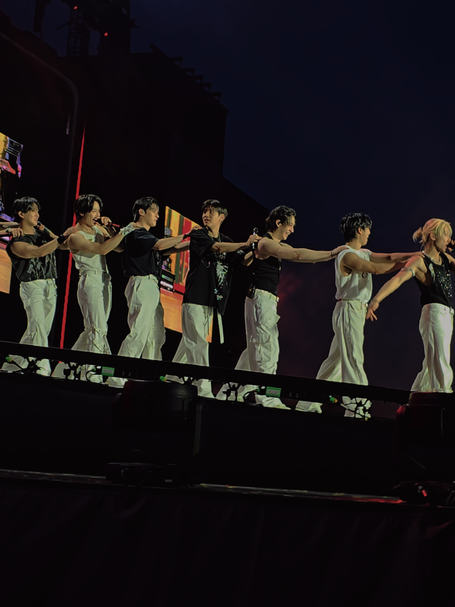 They formed a conga line?? #straykids #skz #stay #dominateworldtour2024 #dominatetourstraykids #lovestay #bangchan #hanjisung #felixstraykids #hyunjin #jeongin #changbin #leeknow #seungmin #toronto 