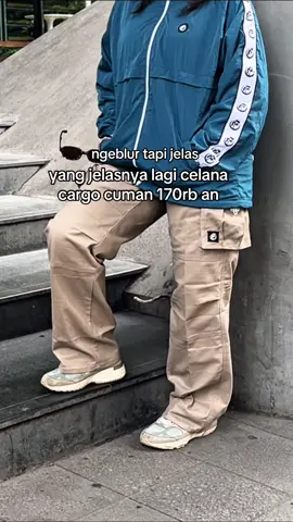 Ngeblur aja tetep keliatan lagi pake utero cargo 🧐 #roofwell #skena #skenaoutfit #celanacargo #beconfidentbebold 