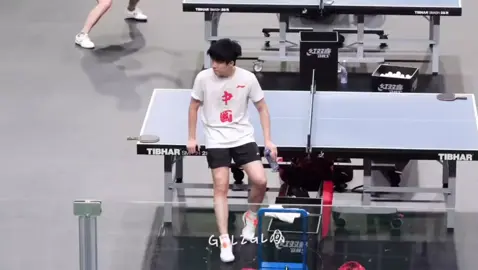 Công chúa của Sun Yingsha lại giận dỗi vu vơ rồi. Shasha đang khởi động, nhưng HLV thể lực là mượn từ bên đội cầu lông sang, vừa khởi động vừa trò chuyện,Shasha cười vui ơi là vui mà anh thể lực thì cũng khá đẹp trai…làm Toutou tức đến mức bảo HLV Xiao gọi Shasha lại ngay.  #5114 #shatou #sunyingsha #wangchuqin 