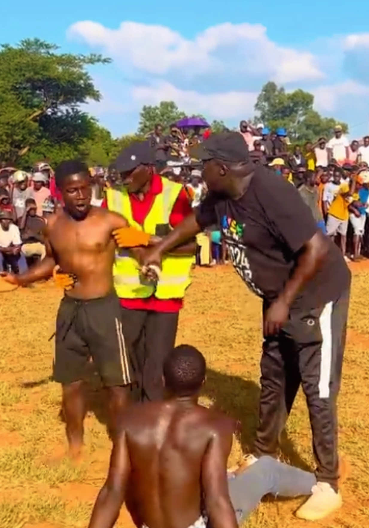 Got kicked out for fighting dirty 🤯  #musangweofficialchampionship #traditionalbareknuckle #bareknuckleafrica #vendaboxing #fight #TraditionalBoxing #MUSANGWE #africa