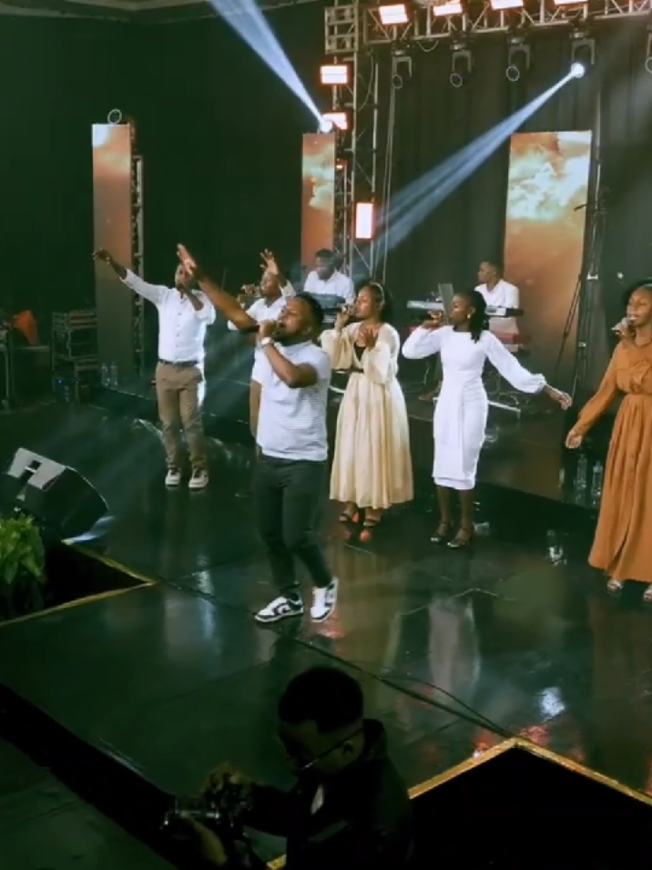 Ila Yesu @Henrick Mruma #christianchurchworship #gospelreel #gospeltrendingmusic #gospelmusic #viral 