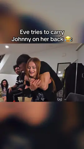 Eve tries to carry Johnny on her back #chismestiktok #evelynortiz #eveortiz #yurnboi #johnny #streamer @evelyn ortiz @yurnboi 