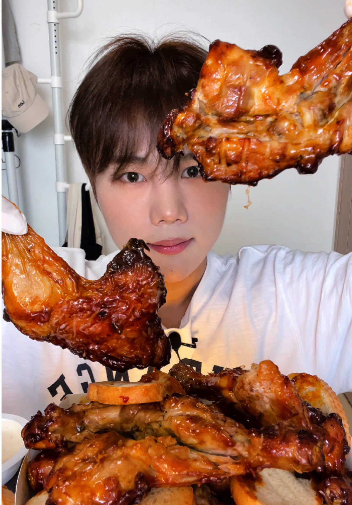 굽네치킨 신메뉴 굽네 장작구이 먹방! 거대한 장작구이 쌓아놓고 먹어봤어요! #mukbang #mukbangasmr #mukbangfood #tiktokviral #koreanchicken #spicychicken #koreanfood #eatingsounds 