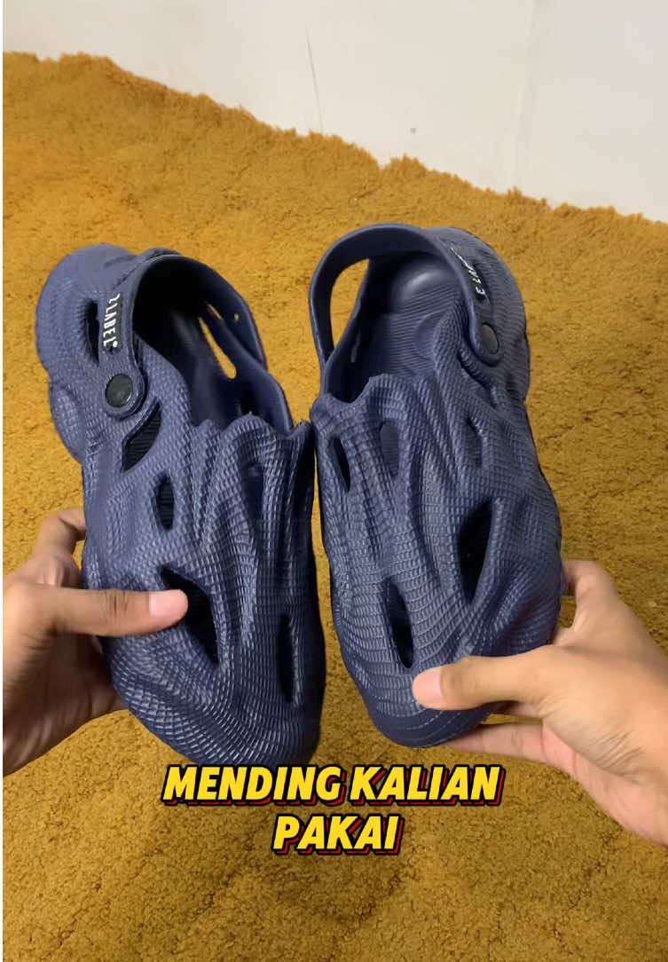 Pake sandal ini biar gak bosen terus pakek yang polos dan biasa #sandalmonster #sandalelabel #sandalsepatu 
