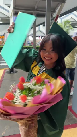 naks graduate na siya 😝