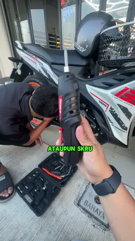 susah la pakai screw driver manual macam ni , nasib baik aku jumpa yang jenis cordless electric senang sikit #cordlessdrill 