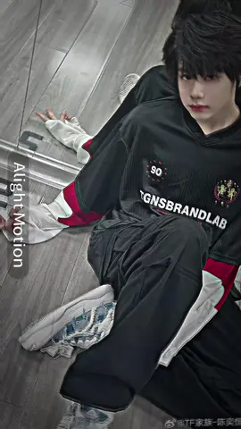 បុរសសង្ហារ🥰#នាទីធ្លាក់like💔🙃 #tffamily🇨🇳💫 #chenyiheng_陈奕恒🌸💫 