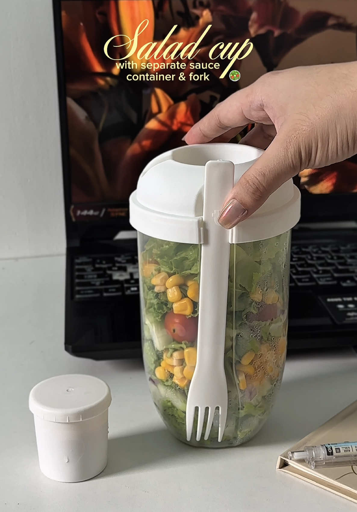 Hi salad girlies!!🥗 #saladcontainer #saladcup #saladlover #musthave #reusable #portable #tiktokmademebuyit #saladcupwithfork #fyp 