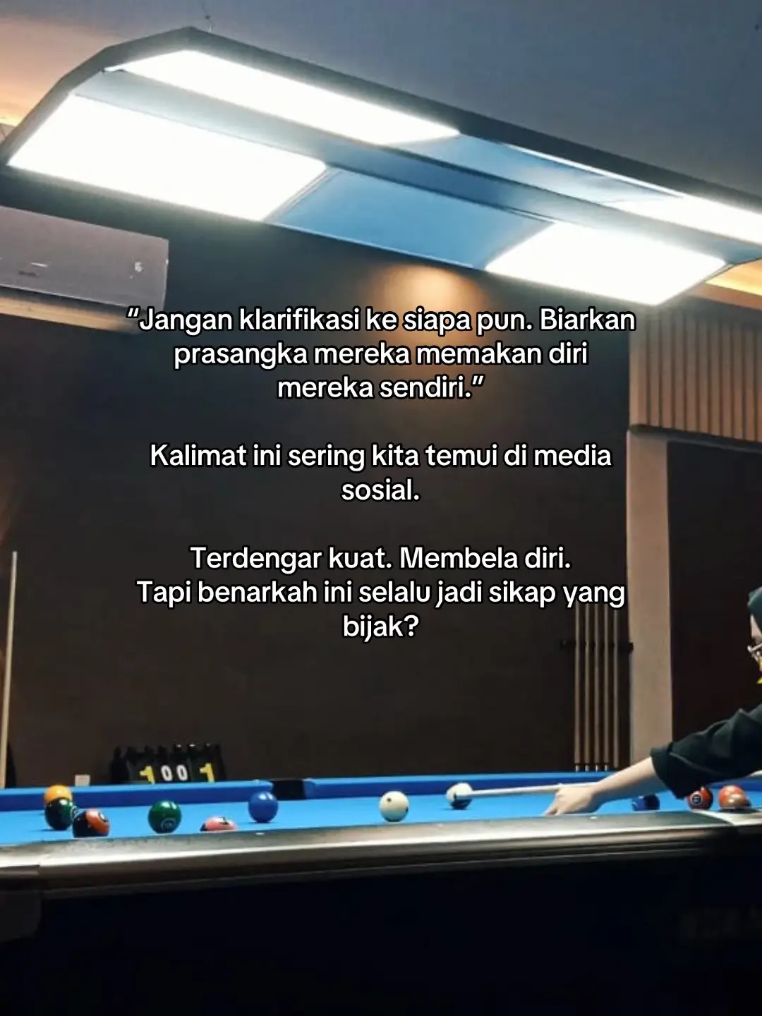 Tidak semua hal perlu diklarifikasi, karena tidak semua telinga benar-benar ingin mendengar kebenaran. Kadang, memilih diam adalah bentuk perlindungan diri dari energi yang sia-sia. Tapi diam yang bijak bukan berarti pasrah itu adalah bentuk kontrol, di mana kita tahu: kita tidak bertanggung jawab atas cerita yang mereka ciptakan di kepala mereka. Klarifikasi adalah pilihan, bukan kewajiban. Dan kita punya hak untuk memilih: siapa yang layak mendapat penjelasan, dan siapa yang lebih baik ditinggalkan dengan prasangkanya sendiri. Sisi Positifnya (Self-Boundary dan Emotional Regulation) 1. Bentuk proteksi diri: Kadang, terlalu sering membenarkan diri bisa bikin kita lelah dan merasa nggak dihargai. Memilih tidak selalu melakukan klarifikasi adalah bentuk boundary yang sehat. Artinya: kita tidak perlu menjelaskan segalanya kepada orang yang sudah punya niat buruk. 2. Melatih emotional detachment: Ketika seseorang memutuskan diam dan tidak reaktif terhadap tuduhan atau gosip, itu bisa menunjukkan kemampuan mengatur emosi dan memilih fokus pada hal yang bisa dikendalikan (internal control). Sisi Negatifnya (Risiko Misunderstanding dan Relasi Sosial) 1. Bisa memperburuk salah paham: Kalau dalam relasi dekat (keluarga, pasangan, teman kerja), sikap diam tanpa klarifikasi bisa menimbulkan jarak emosional. Orang bisa mengira kita benar-benar bersalah atau nggak peduli. Ini bisa merusak kepercayaan. 2. Bukan semua orang niatnya jahat: Kadang, orang punya prasangka bukan karena jahat, tapi karena kurang informasi. Kalau kita selalu memilih diam, bisa jadi kita kehilangan kesempatan untuk membangun pemahaman dan hubungan yang sehat. Jadi, klarifikasi itu bukan tentang membela diri, tapi tentang memilih siapa yang layak mendapat penjelasan. Kamu nggak harus menjelaskan semuanya ke semua orang. Tapi kadang, orang yang peduli layak mendapat kejelasan. #boundaries #selfgrowth 
