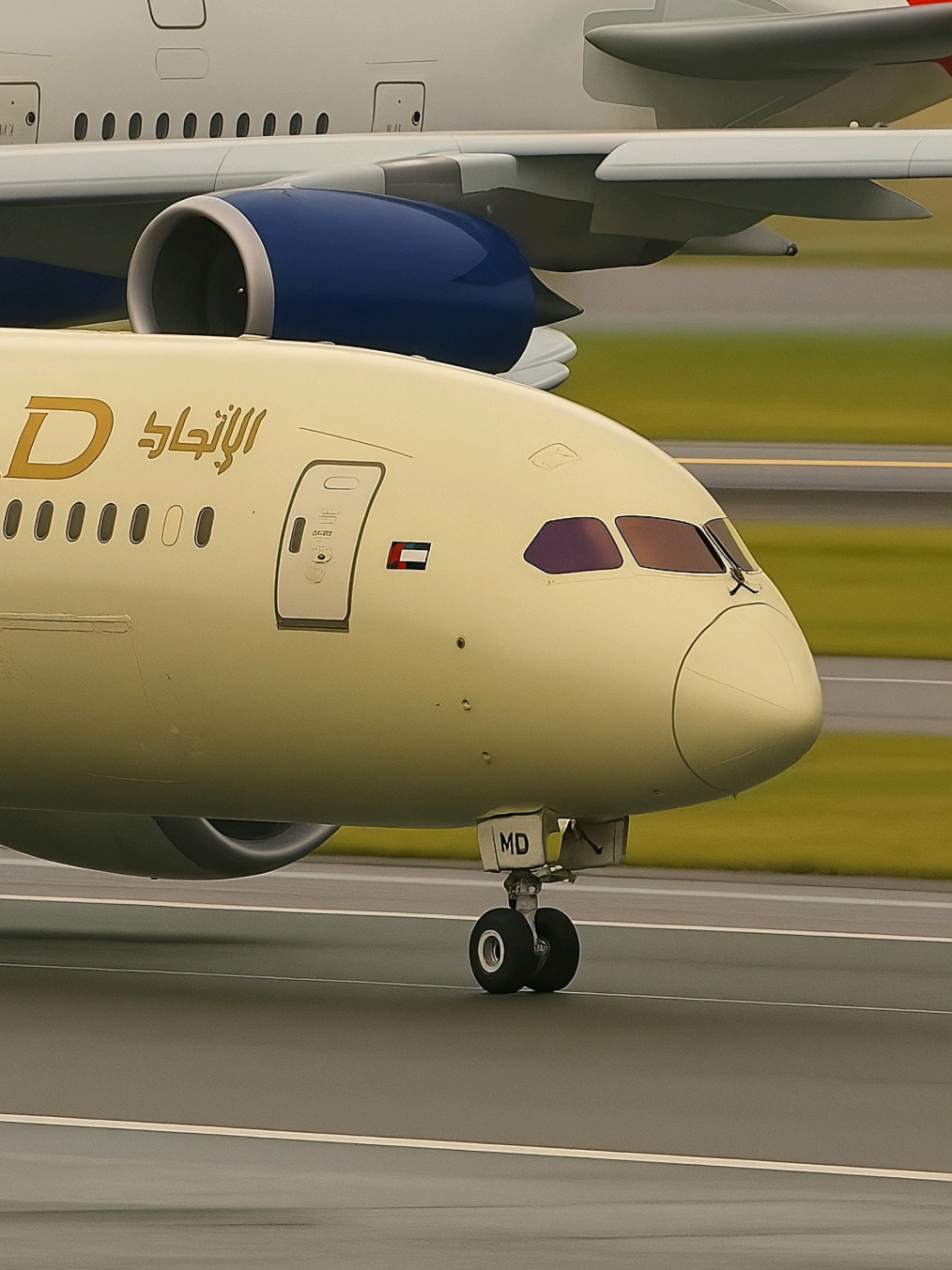 Etihad 787 ini udah rolling di runway Heathrow... tapi tiba-tiba ngerem mendadak dan diam sekitar 90 detik sebelum akhirnya takeoff. Di belakangnya, British Airways A380 udah standby di posisi line up, nunggu giliran sambil ngamatin. Apa penyebabnya? Belum pasti. Tapi satu yang pasti, momen ini jarang banget terjadi. Sumber: 🔗Flight Focus 365