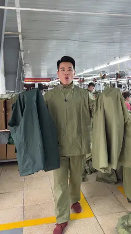 Bộ quần áo mưa màu cỏ úa của công ty 26 Bộ Quốc Phòng sản xuất vẫn dày dặn và được ưa chuộng hơn các màu khác các bác ạ. #leanhnuoi #sale #aomua #aomuaquandoi #aomuasiquan #congty26 #aomuabodoi 