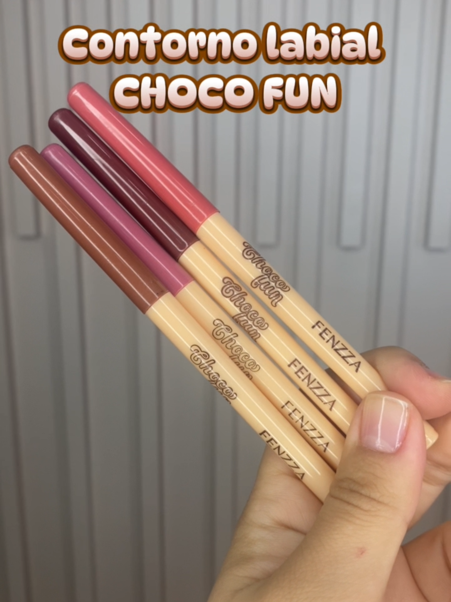 Para um contorno labial impecável, conte com os Lápis Labiais da linha Choco Fun! 💋 Retrátil, à prova d'água e com uma aplicação super fácil que desliza suavemente nos lábios. Perfeição garantida! ✨ Visite nosso site: www.lojafenzzamakeup.com.br #chocofun #chocofunfenzza #lapislabial #fenzza